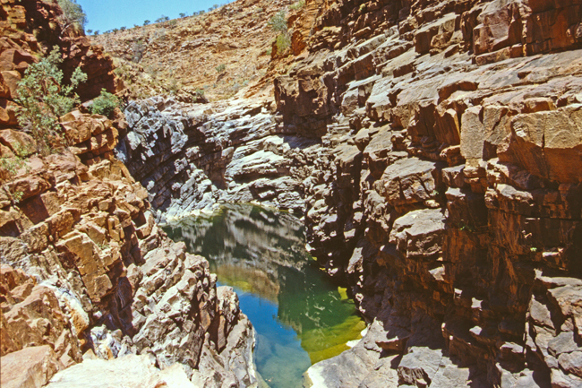 Wasserlöcher tief unten in der Schlucht des Lennard River